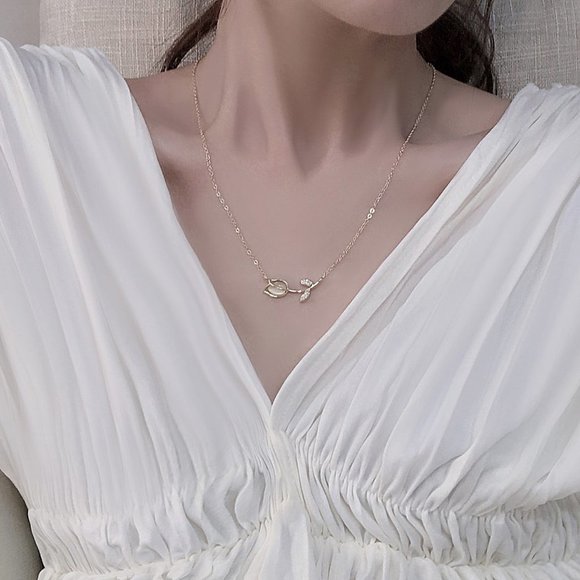 NEW 14K Gold Plated Diamond Flower Leaf Necklace - Picture 3 of 10